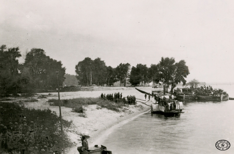 Transport barkami żołnierzy 1 Pułku Piechoty Legionów przed wypadem na Boryspol. Okolice Kijowa.05-06.1920. Źródło: CAW
