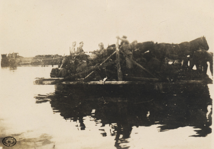 Przeprawa polskich oddziałów przez Bug w czasie odwrotu spod Kijowa. Lato 1920. Źródło: CAW
