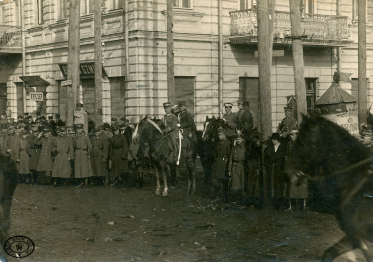 Defilada wojsk polskich w Równem przed dowódcą frontu wołyńskiego gen. A. Listowskim. 04.1920. Źródło: CAW