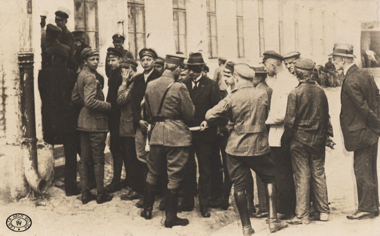 Kolejka przed Generalnym Inspektoratem Armii Ochotniczej w Warszawie. 1920. Źródło: CAW