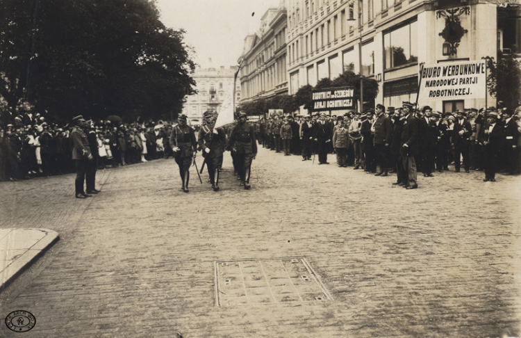 Przemarsz ochotników wyruszających na front. Warszawa 18.07.1920. Źródło: CAW