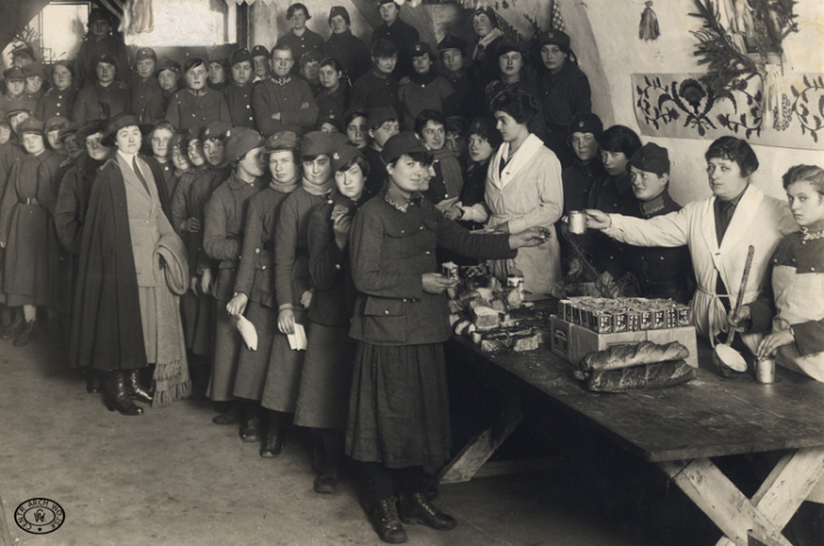 Ochotnicza Legia Kobiet. Wydawania posiłku, 1920. Źródło: CAW