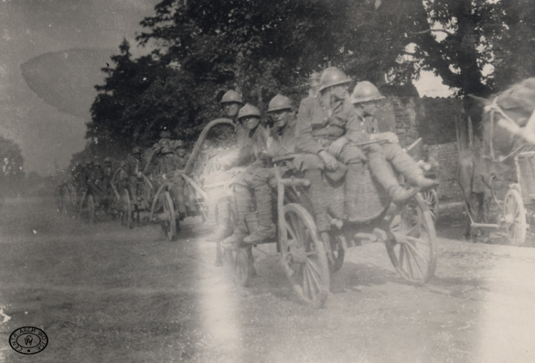Żołnierze 1 Pułku Piechoty Legionów w drodze do Białegostoku, 08.1920 r.