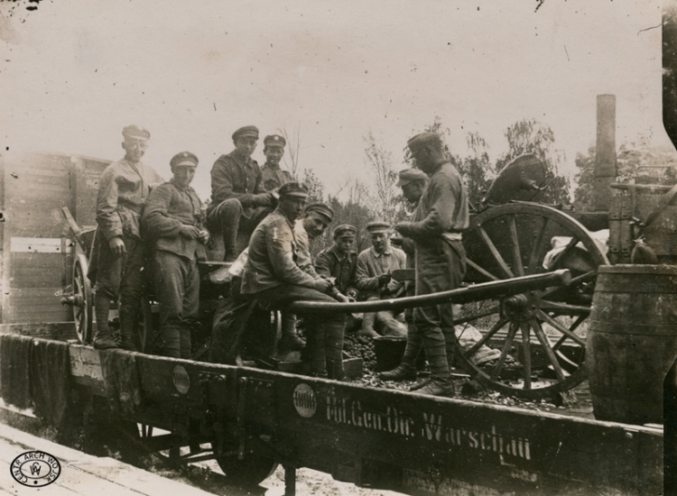 Żołnierze 5 Pułku Piechoty Legionów podczas przygotowywania posiłku w drodze na Kijów. 04.1920. Źródło: CAW