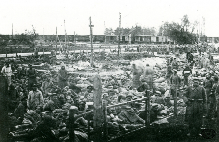 Żołnierze sowieccy wzięci do niewoli pod Radzyminem, 08.1920 r.
