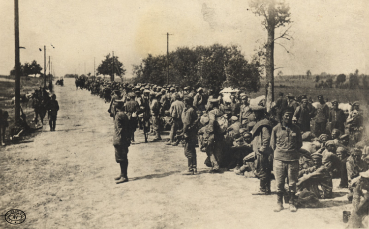 Jeńcy sowieccy na szosie pod Radzyminem, 08.1920 r.