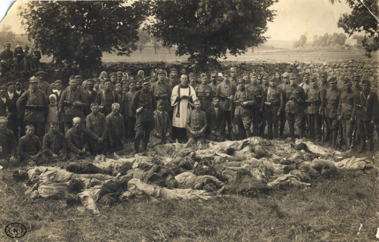 Zwłoki żołnierzy 1 Pułku Brygady Syberyjskiej zamordowanych przez bolszewików pod Chorzelami, 23.08.1920