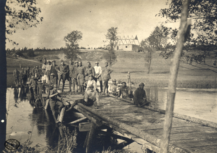 Żołnierze kompani technicznej 5 Pułku Piechoty Legionów na moście na Niemnie,09.1920 r.