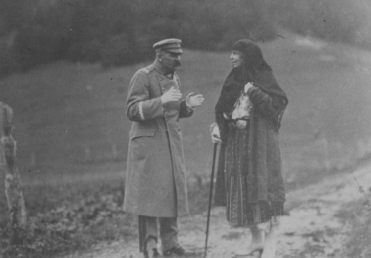 Naczelnik Państwa Józef Piłsudski w rozmowie z królową Rumunii Marią podczas spaceru, 1922. Źródło: NAC
