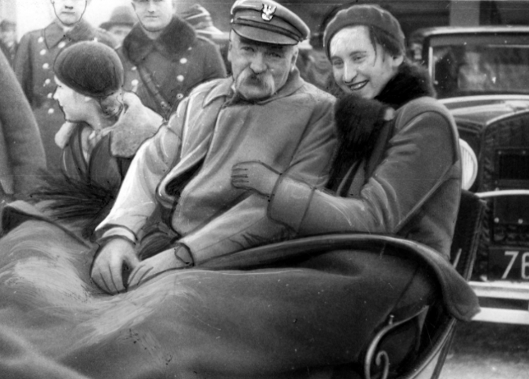 Przejażdżka saniami. Siedzą od prawej: Wanda Piłsudska, Józef Piłsudski, Jadwiga Piłsudska, 1934. Źródło: NAC