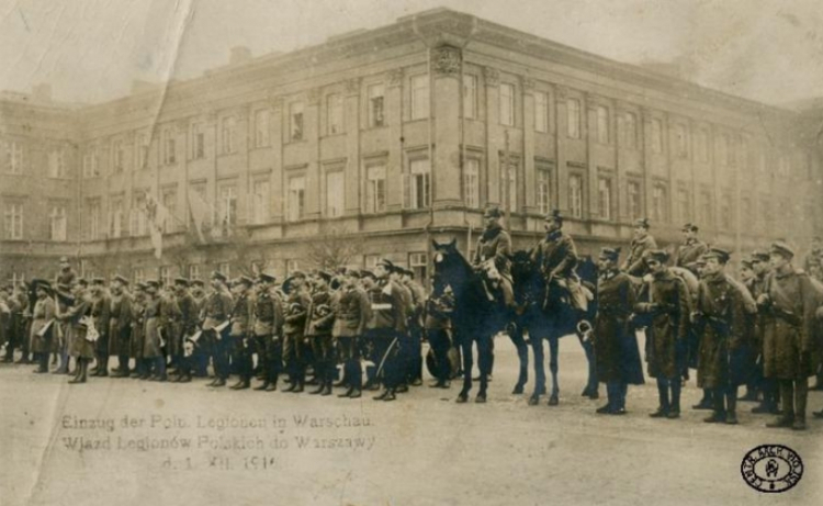 Oddziały legionowe podczas mszy sw. na Placu Saskim. Źródło: CAW