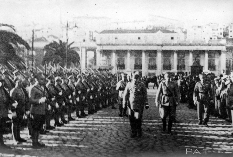 Marszałek Polski Józef Piłsudski przed frontem kompanii honorowej podczas pobytu w Lizbonie, grudzień 1930. Źródło: NAC