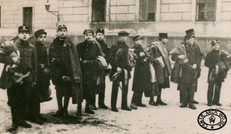 Grupa uczniów szkół krakowskich wyruszająca pod Lwów, po otrzymaniu umundurowania i ekwipunku. Listopad 1918 r. Fot. CAW
