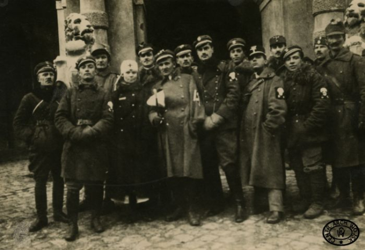 Oddział „straceńców” por. Romana Abrahama przed ratuszem we Lwowie. 22.11.1918 r. Fot. CAW