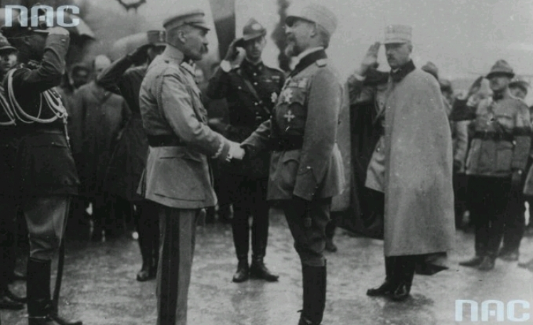 Powitanie Józefa Piłsudskiego (z lewej) przez króla Rumunii Ferdynanda I. Data wydarzenia: 1922-09-14. Miejsce: Bukareszt. Fot. NAC