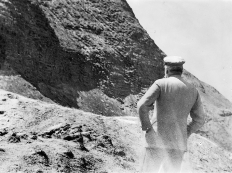 Józef Piłsudski przed piramidą Amenemhata III w Hawarze w Egipcie. 1932. Źródło: NAC