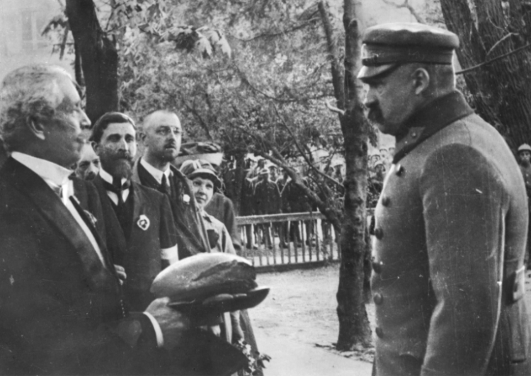 Powitanie Naczelnika Państwa Józefa Piłsudskiego chlebem i solą, 1919. Źródło: NAC