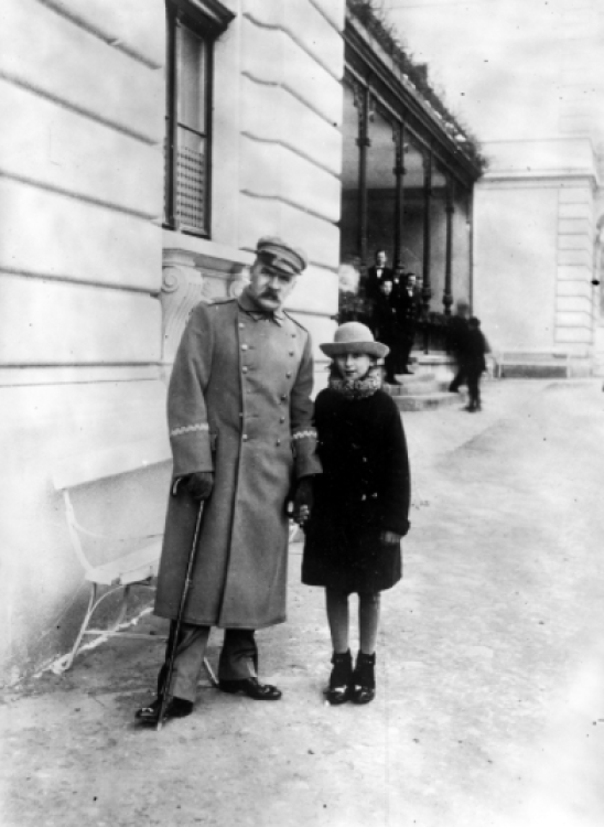 Józef Piłsudski ze swoją starszą córką Wandą na spacerze w Krynicy, styczeń 1928. Źródło: NAC