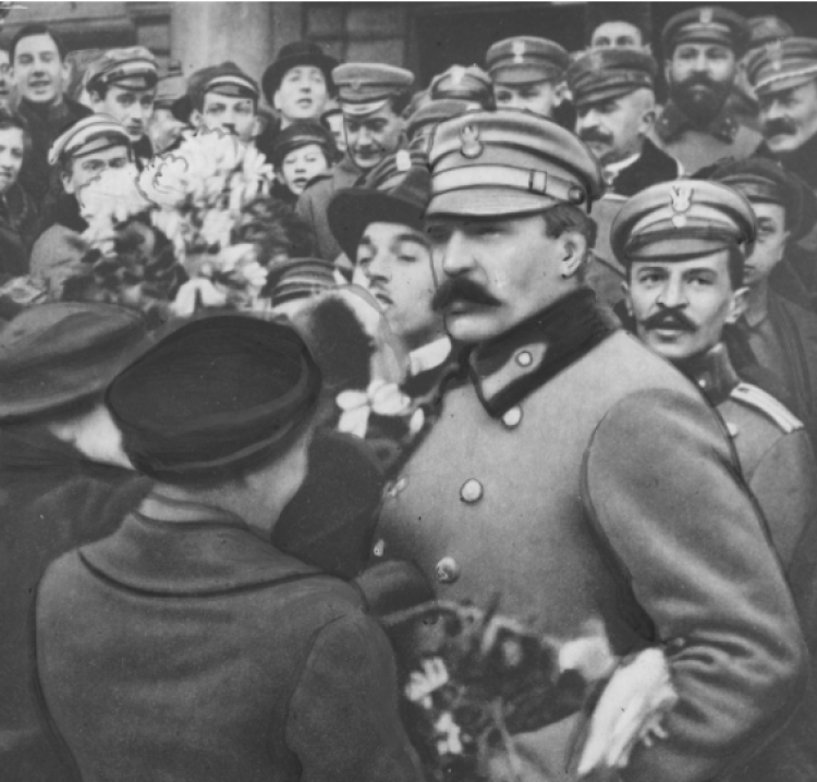 Powitanie Józefa Piłsudskiego na Dworcu Wiedeńskim w Warszawie po przybyciu z Krakowa, 1916. Źródło: NAC