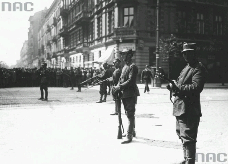 Zamach majowy. Posterunek wojskowy na rogu ulic Marszałkowskiej i Nowogrodzkiej. Na drugim planie widoczny tłum ludzi. Fot. NAC