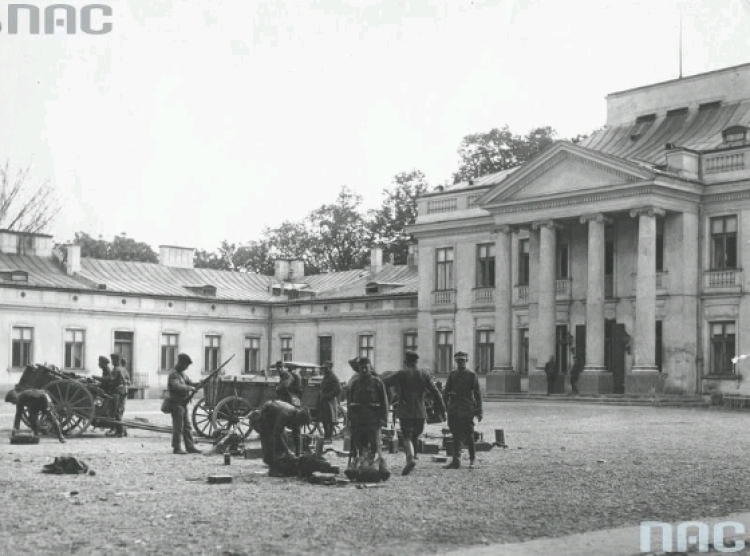 Zamach majowy. Grupa żołnierzy marszałka Józefa Piłsudskiego na placu przed Belwederem. Fot. NAC