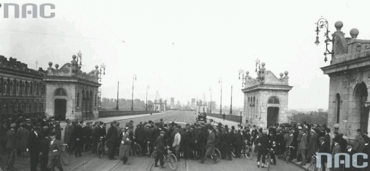 Zamach majowy. Tłum ludzi przy wjeździe na Most ks. Józefa Poniatowskiego. Fot. NAC