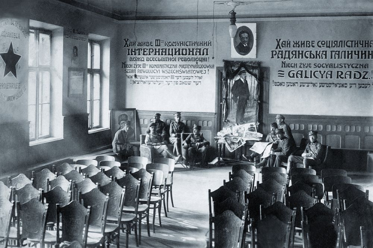 Tarnopol, wrzesień 1920 r. Polscy żołnierze po zdobyciu miasta w świetlicy wypełnionej sowiecką propagandą. Źródło: Centralne Archiwum Wojskowe WBH