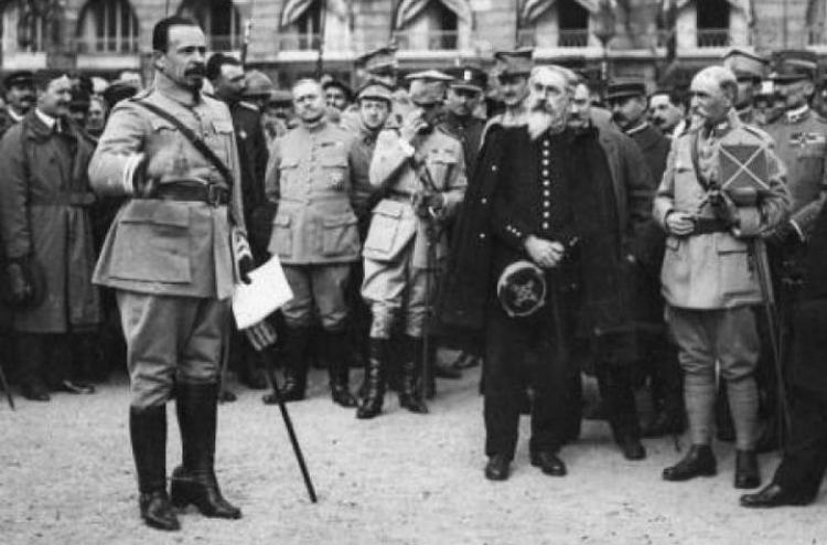 Gen. Józef Haller wśród oficerów i żołnierzy Armii Polskiej we Francji – Nancy, październik 1918 r. Źródło: CAW