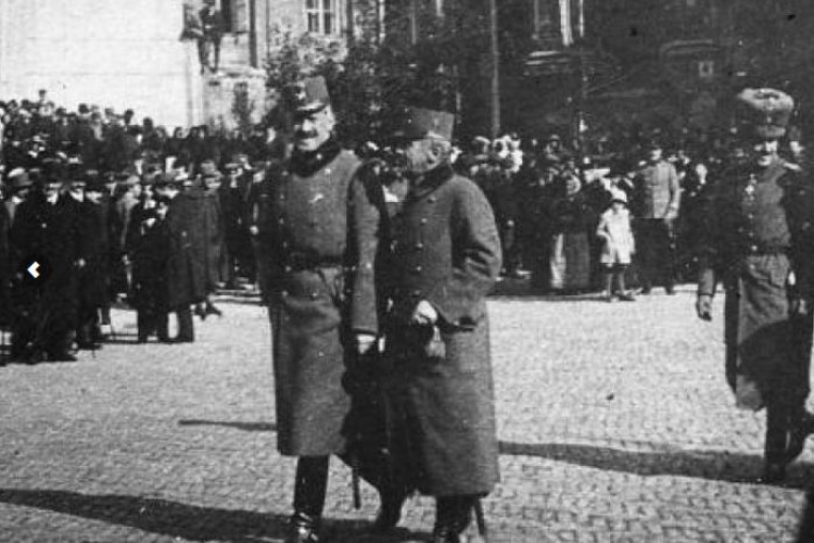 Gen. Stanisław Szeptycki i gen. Karl von Kuk przed katedrą w Lublinie po ogłoszeniu Aktu 5 listopada 1916 r. Źródło: CAW