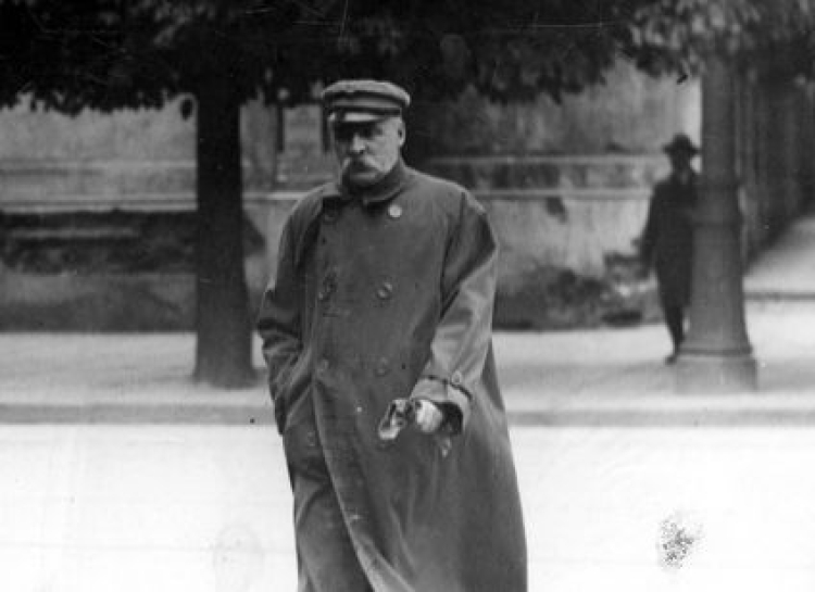 Marszałek Józef Piłsudski na spacerze w okolicach Belwederu w Warszawie. 1928 r. Źródło: NAC