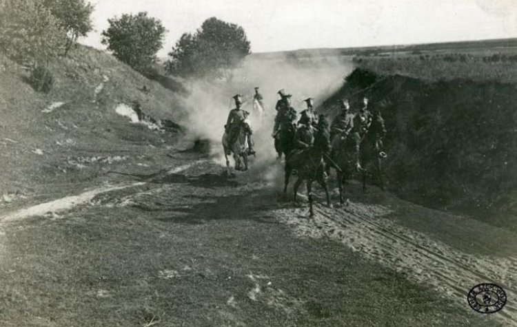 Patrol z I Dywizjonu Kawalerii I Brygady Legionów Polskich w okolicach wsi Pęcławice. Rejon bitwy pod Konarami. Maj, 1915 r. Źródło: CAW