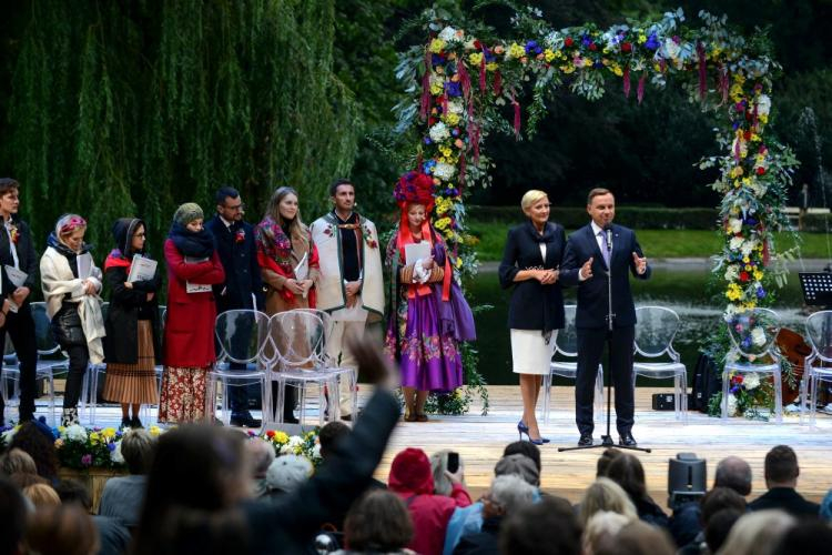Prezydent Andrzej Duda (P) z małżonką Agatą Kornhauser-Dudą (2P) podczas zakończenia Narodowego Czytania "Wesela" Stanisława Wyspiańskiego w Ogrodzie Saskim w Warszawie. Fot. PAP/J. Kamiński