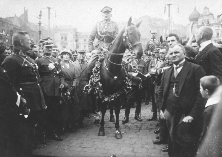Wkroczenie wojsk polskich na Śląsk - powitanie w Katowicach: generał Szeptycki na Rynku. Źródło: NAC
