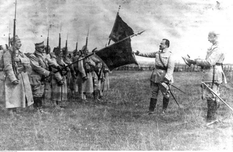 Armia polska we Francji: objęcie dowódctwa przez gen. Józefa Hallera (2P) - generał składa przysięge jako naczelny wódz. Fot. NAC
