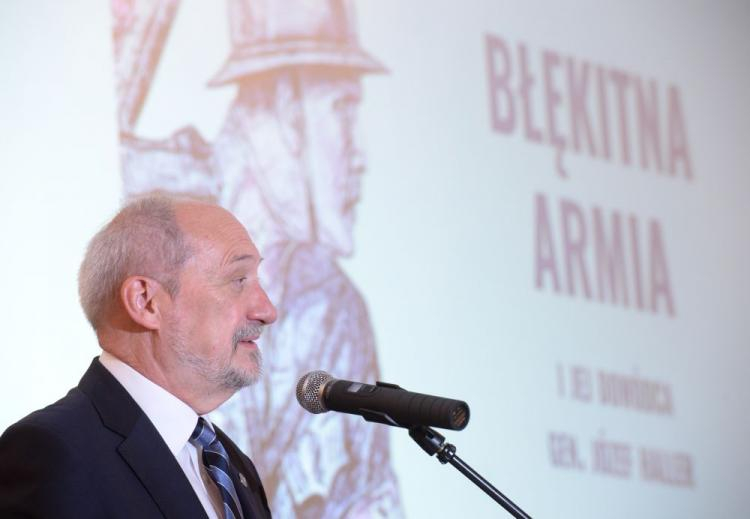 Minister obrony narodowej Antoni Macierewicz podczas międzynarodowej konferencji naukowej "Błękitna Armia i jej dowódca gen. Józef Haller" na Zamku Królewskim w Warszawie. Fot. PAP/J. Turczyk 