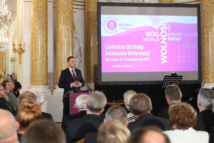 Prezydent Andrzej Duda podczas sesji jubileuszowej w ramach Centralnych Obchodów 500-lecia Reformacji na Zamku Królewskim w Warszawie. Fot. PAP/L. Szymański 