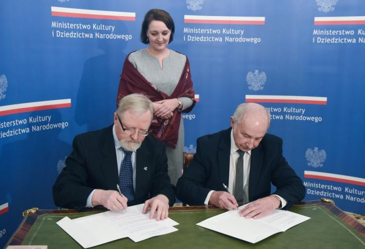 Darczyńca dr inż. Krzysztof Grabowiecki (L), wiceminister kultury i dziedzictwa narodowego Magdalena Gawin i dyrektor Archiwum Akt Nowych dr Tadeusz Krawczak podczas przekazania dokumentów dot. działalności petersburskiego Koła Towarzystwa Opieki nad Zabytkami Przeszłości w Warszawie z okresu 1916-21 do AAN w siedzibie MKiDN w Warszawie. Fot. PAP/R. Pietruszka