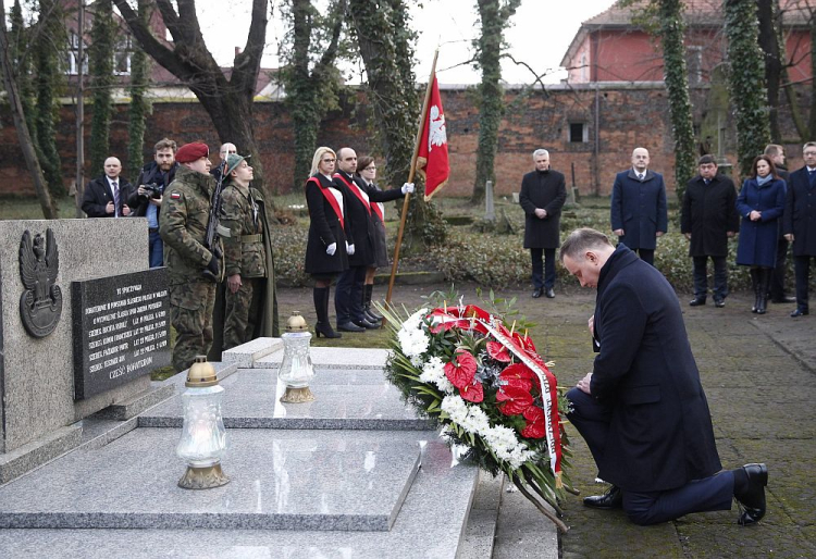 Prezydent Andrzej Duda składa wieniec na mogile powstańców śląskich na starym cmentarzu w Żorach. Fot. PAP/A. Grygiel  