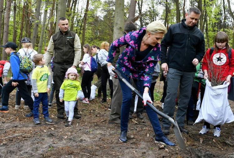 Żona prezydenta RP Agata Kornhauser-Duda (C) podczas sadzenia drzewek w lesie na terenie Nadleśnictwa Radom. Fot. PAP/P. Polak