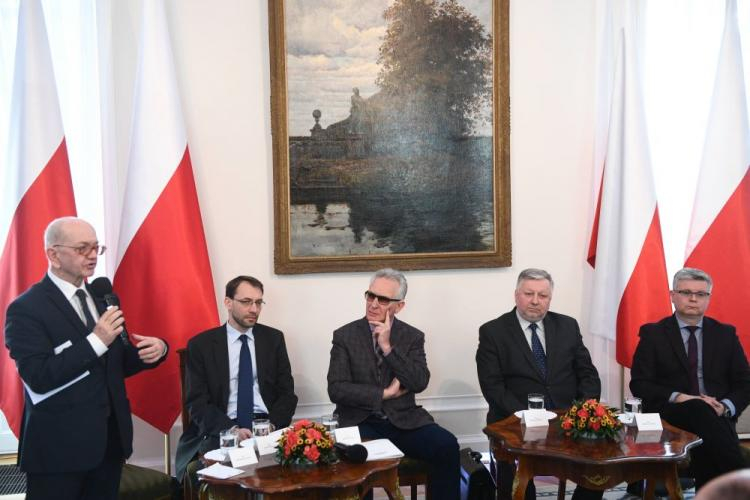 Od lewej: profesor Włodzimierz Suleja, dr hab. Janusz Mierzwa, profesor Andrzej Chwalba, dr hab. Waldemar Kozyra, dr hab. Robert Litwiński podczas debaty historyków "Wznoszenie zrębów państwa". Fot. PAP/J. Turczyk