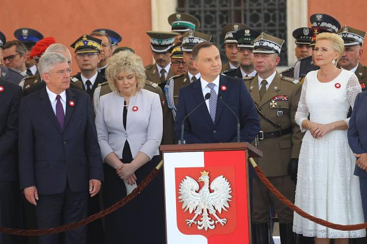 Prezydent Andrzej Duda (C) z żoną Agatą Kornhauser-Dudą (P) oraz marszałek Senatu Stanisław Karczewski (L), wicemarszałek Senatu Maria Koc (2L) i szef Sztabu Generalnego Wojska Polskiego gen. Leszek Surawski (2P) podczas uroczystości na pl. Zamkowym z okazji Święta Konstytucji 3 Maja. Fot. PAP/R. Guz