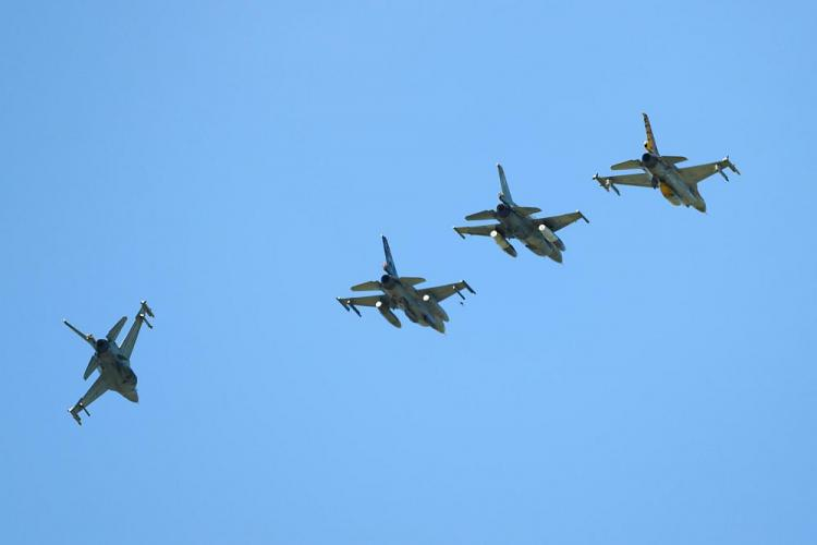 Myśliwce F-16 podczas międzynarodowych pokazów lotniczych Poznań Air Show 2018 na lotnisku im. Henryka Wieniawskiego w Poznaniu. Fot. PAP/J. Kaczmarczyk