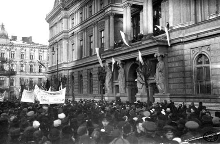 Manifestacja ludności przed siedzibą pierwszego rządu w niepodległej Polsce. Warszawa, 14 listopada 1918 r. Fot. CAW