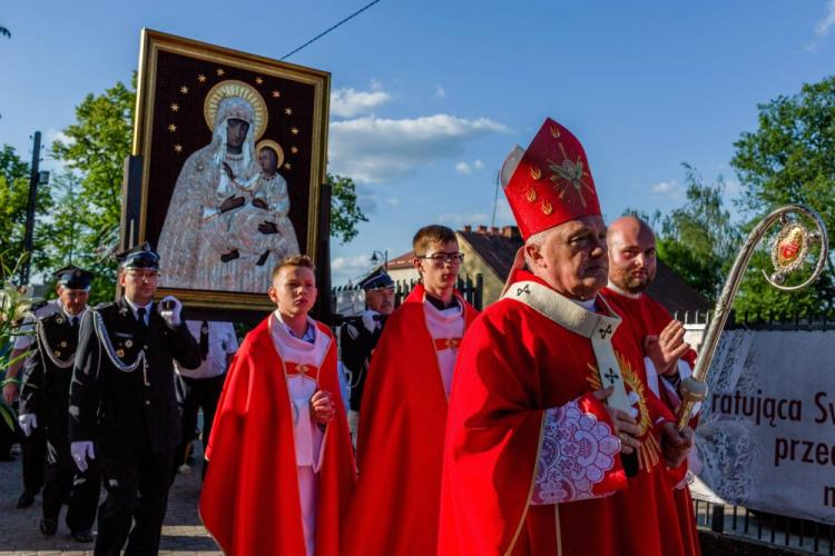 Kard. Kazimierz Nycz podczas uroczystości koronacji Cudownego Obrazu Matki Bożej Szkaplerznej. Fot. PAP/A. Guz