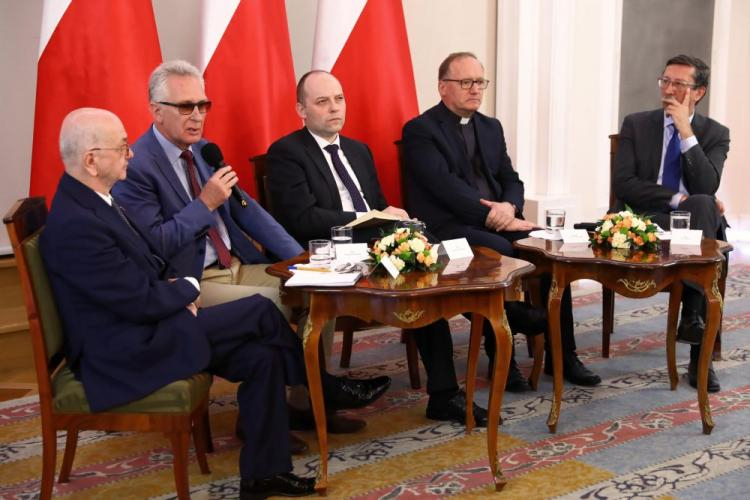 Historycy Włodzimierz Suleja, Andrzej Chwalba, Paweł Skibiński, ks. Józef Wołczański, senator Jan Żaryn podczas debaty "Wkład Kościoła w odbudowę Niepodległej". Fot. PAP/R. Guz