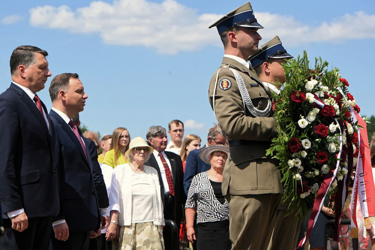 Prezydent RP Andrzej Duda (2L) oraz prezydent Łotwy Raimonds Vejonis (L) podczas ceremonii upamiętnienia żołnierzy Wojska Polskiego poległych na Łotwie w latach 1919-1920 w Dyneburgu na Łotwie. Fot. PAP/R. Pietruszka