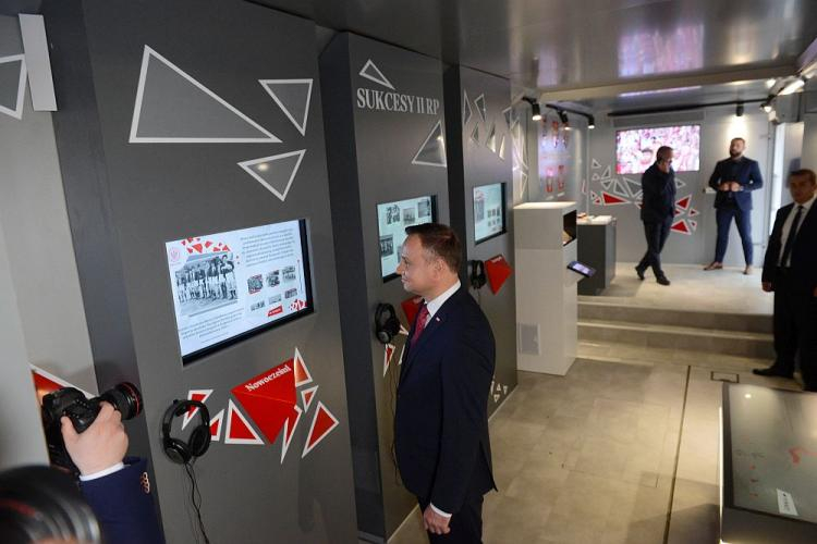 Prezydent Andrzej Duda zwiedza otwarte w Warszawie Mobilne Muzeum Multimedialne. Fot. PAP/J. Kamiński