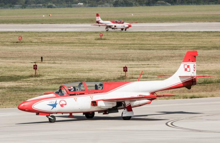 Dęblin, 11.08.2017 r. Samoloty PZL TS-11 Iskra podczas ćwiczeń w 41. Bazie Lotnictwa Szkolnego w Dęblinie. Piloci przygotowują się do defilady lotniczej. Fot. PAP/T. Koryszko Dęblin, 11.08.2017 r. Samoloty PZL TS-11 Iskra podczas ćwiczeń w 41. Bazie Lotnictwa Szkolnego w Dęblinie. Piloci przygotowują się do defilady lotniczej. Fot. PAP/T. Koryszko