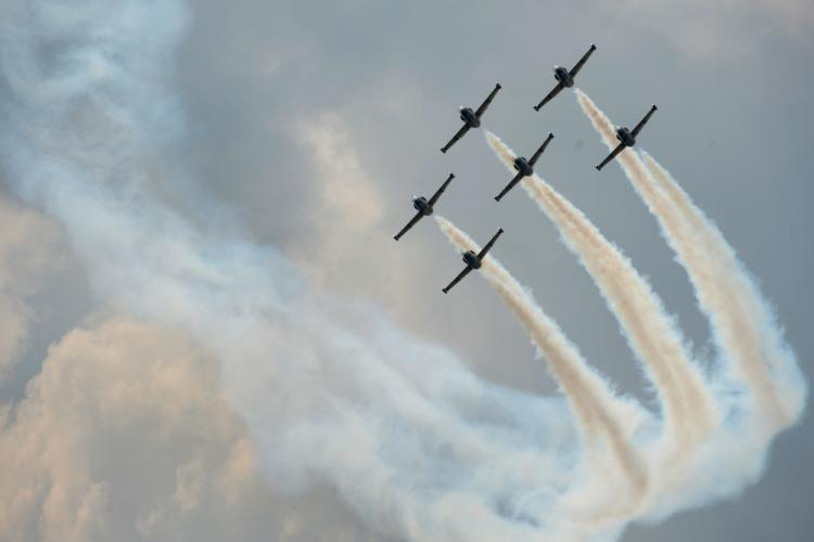 Radom, 27.08.2017. Pokaz zespołu akrobacyjnego Baltic Bees z Łotwy podczas drugiego dnia Międzynarodowych Pokazów Lotniczych Air Show w Radomiu. Fot. PAP/J. Turczyk