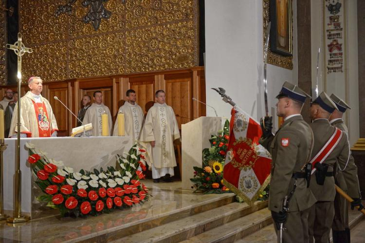 Biskup polowy Wojska Polskiego Józef Guzdek (L) podczas mszy św. odprawionej w Katedrze Polowej WP w intencji Ojczyzny. Fot. PAP/J. Kamiński